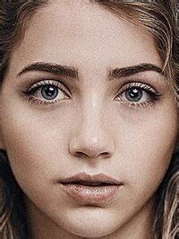 Vídeos pornôs com Emily Rudd 